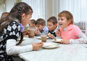 Управление Роспотребнадзора по Омской области контролирует качество и безопасность питания в детских учреждениях