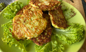 Кабачково-рисовые оладьи с копченым сыром