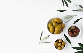 Диетолог раскрыл правду о маслинах и оливках