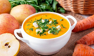 «Готовь как шеф»: витаминный суп-пюре из яблок и моркови