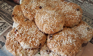 Злаковое печенье с изюмом и отрубями