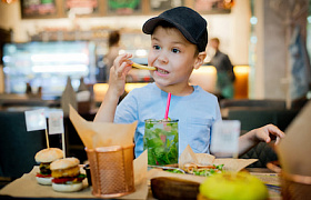 «Взрослая еда»: какие продукты не стоит давать детям