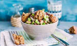 Постный салат с фасолью